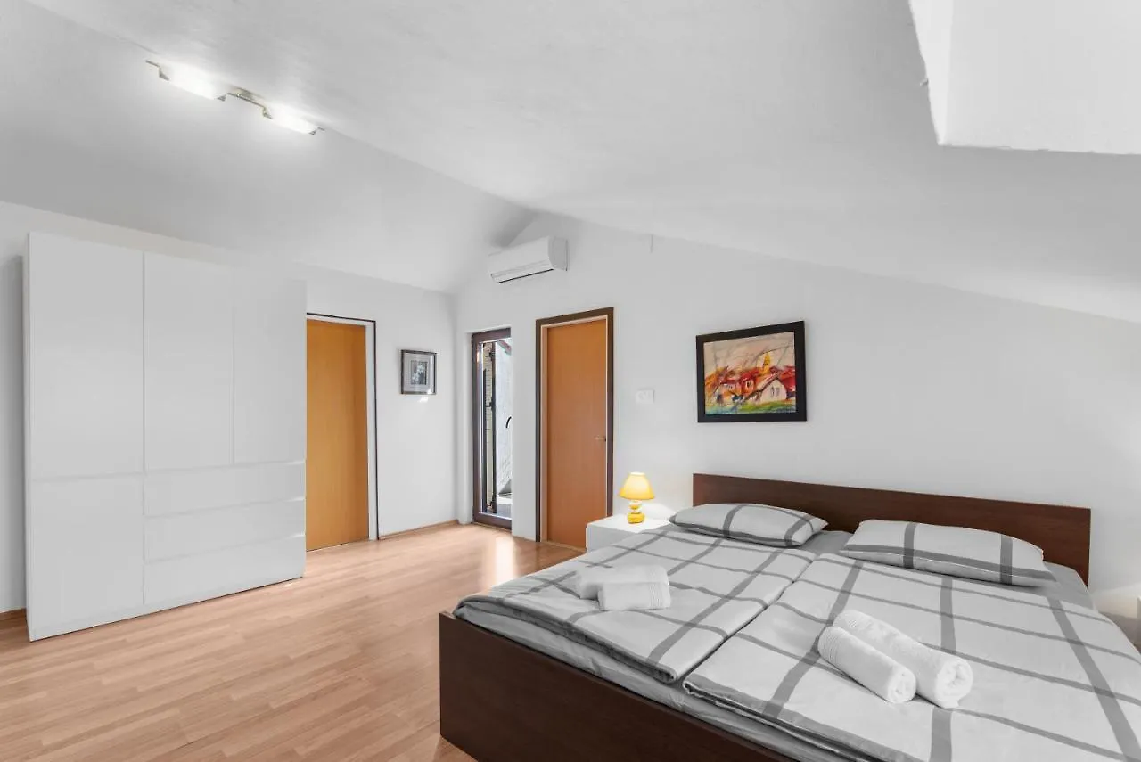 Apartments Villa Falcon Funtana Hırvatistan